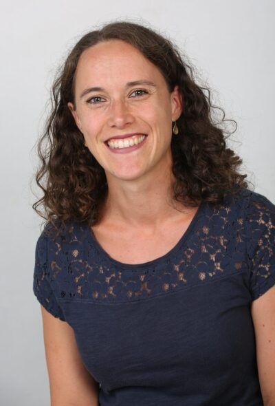 janine_mast_kontakt_hochktant_400x590_757f55f26b.jpg